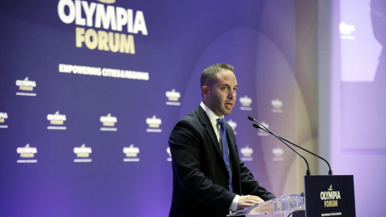 Olympia Forum III – Λευτέρης Βαρουξής: «Να σταματήσει ο πόλεμος και κάθε πράξη βίας στην Ουκρανία«